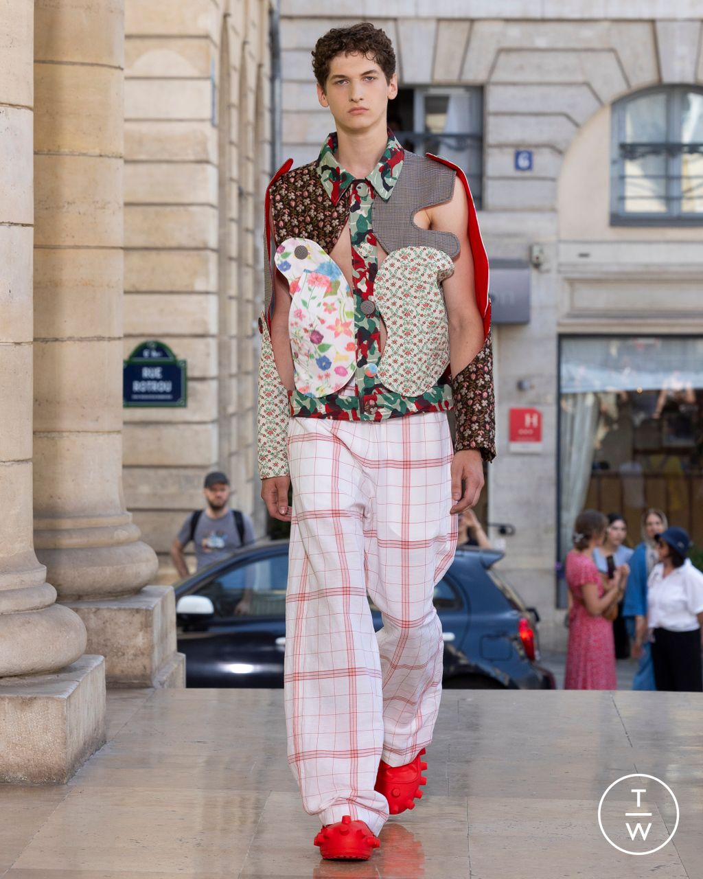 Fashion Week Paris Spring/Summer 2026 look 38 from the Walter Van Beirendonck collection menswear