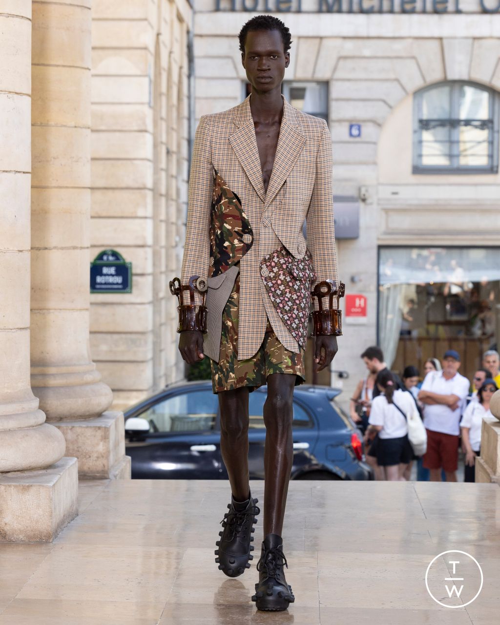 Fashion Week Paris Spring/Summer 2026 look 39 de la collection Walter Van Beirendonck menswear