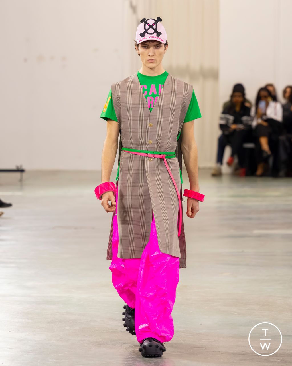 Fashion Week Paris Fall/Winter 2026 look 6 from the Walter Van Beirendonck collection 男装