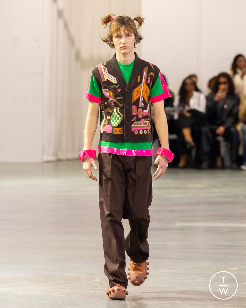 Fashion Week Paris Fall/Winter 2026 look 10 from the Walter Van Beirendonck collection 男装