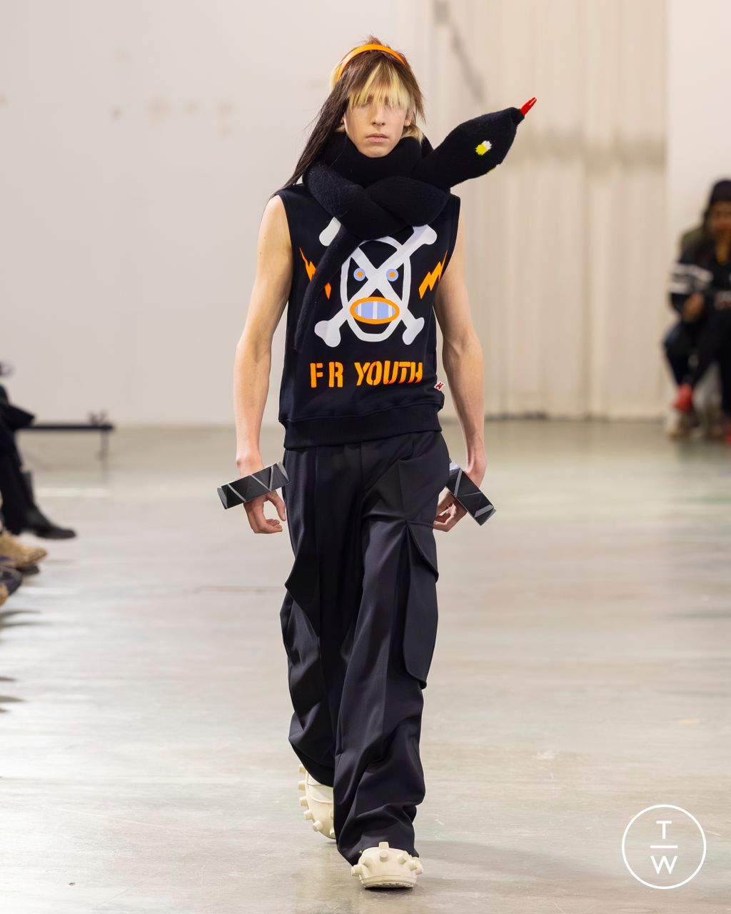 Fashion Week Paris Fall/Winter 2026 look 16 de la collection Walter Van Beirendonck menswear
