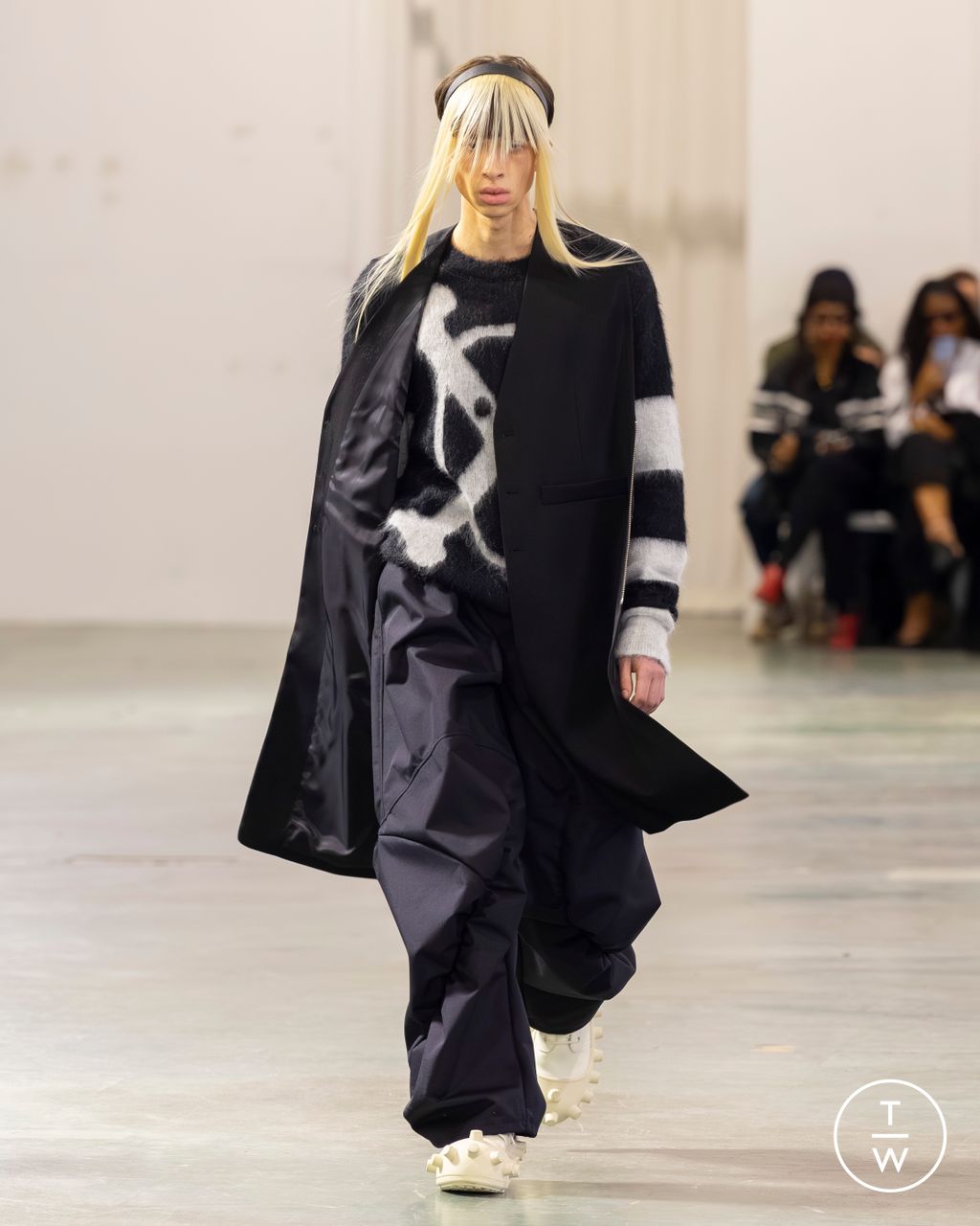 Fashion Week Paris Fall/Winter 2026 look 17 from the Walter Van Beirendonck collection menswear