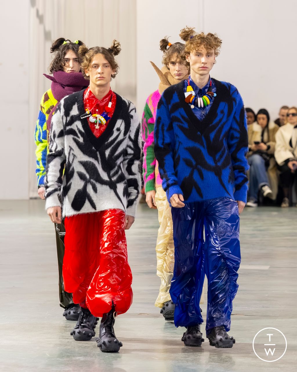 Fashion Week Paris Fall/Winter 2026 look 30 de la collection Walter Van Beirendonck menswear