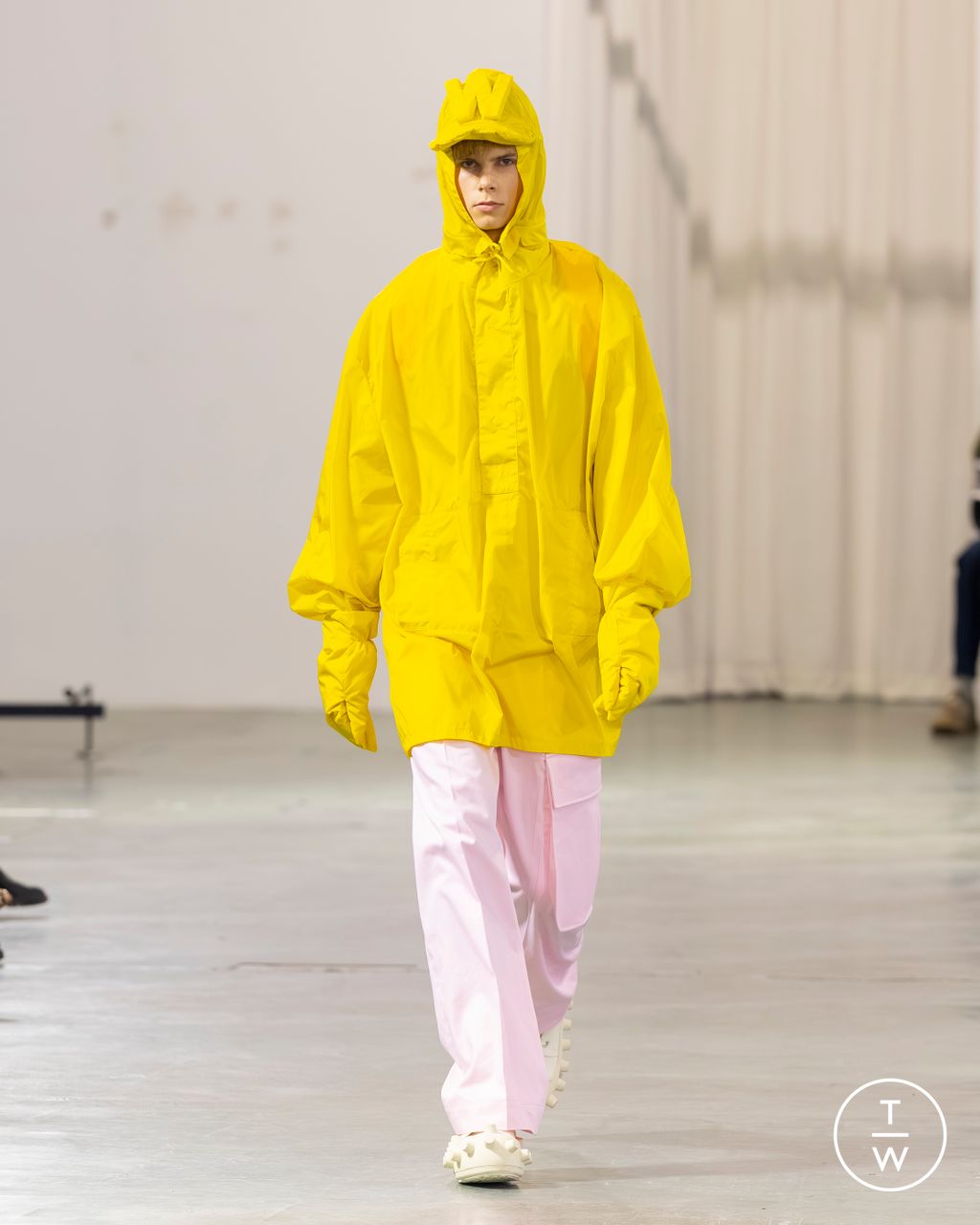 Fashion Week Paris Fall/Winter 2026 look 33 de la collection Walter Van Beirendonck menswear