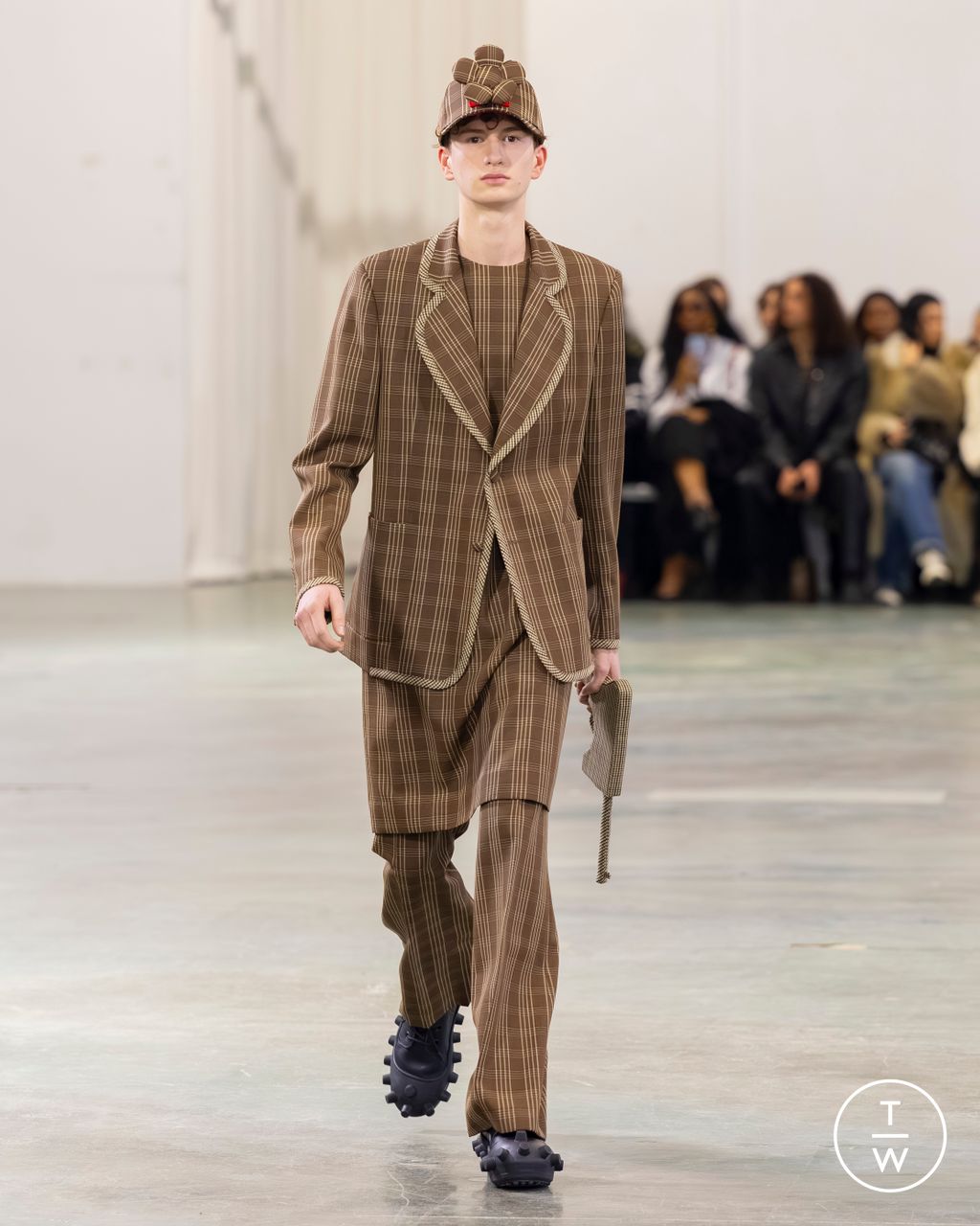 Fashion Week Paris Fall/Winter 2026 look 44 from the Walter Van Beirendonck collection menswear