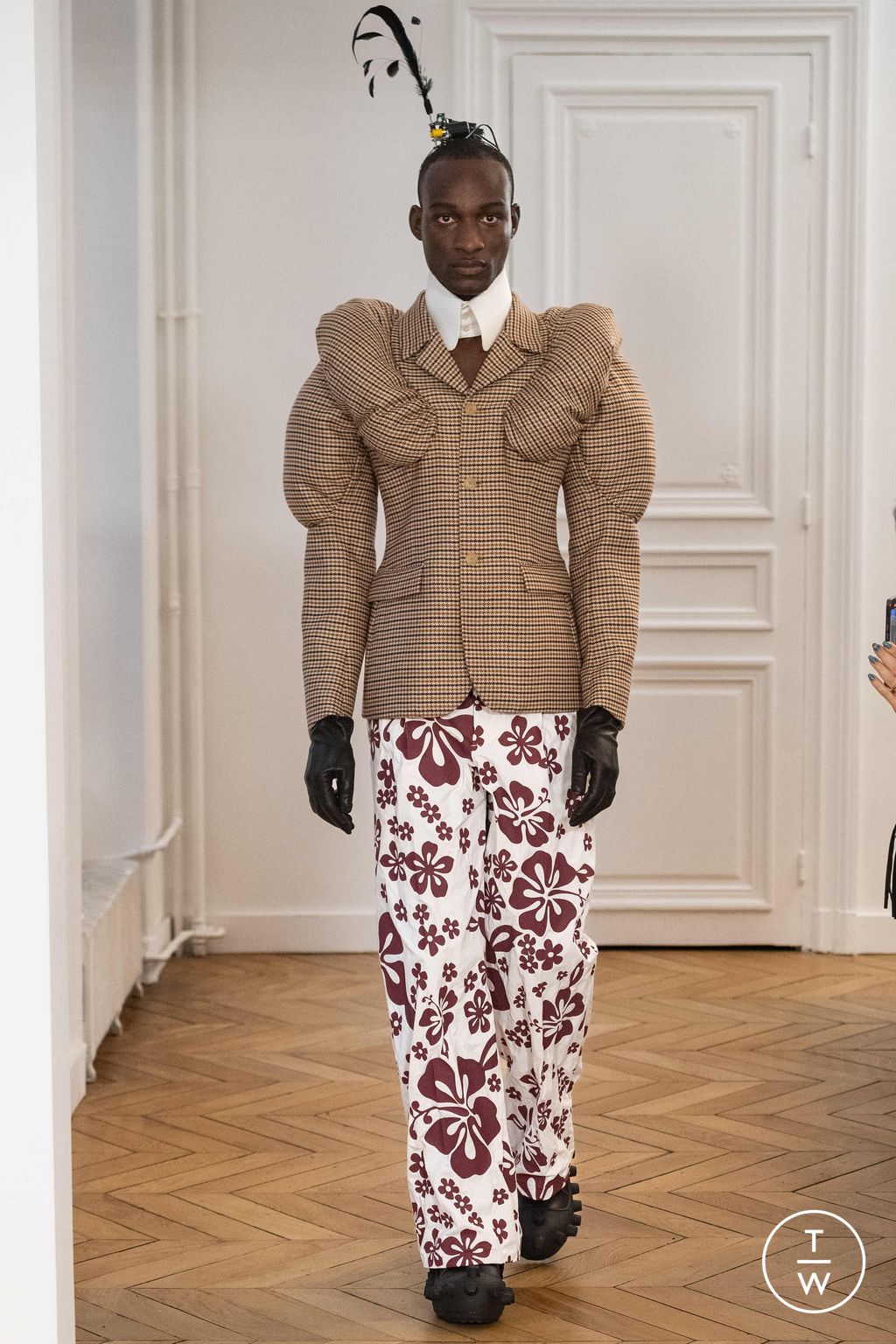 Fashion Week Paris Fall/Winter 2024 look 1 de la collection Walter Van Beirendonck menswear