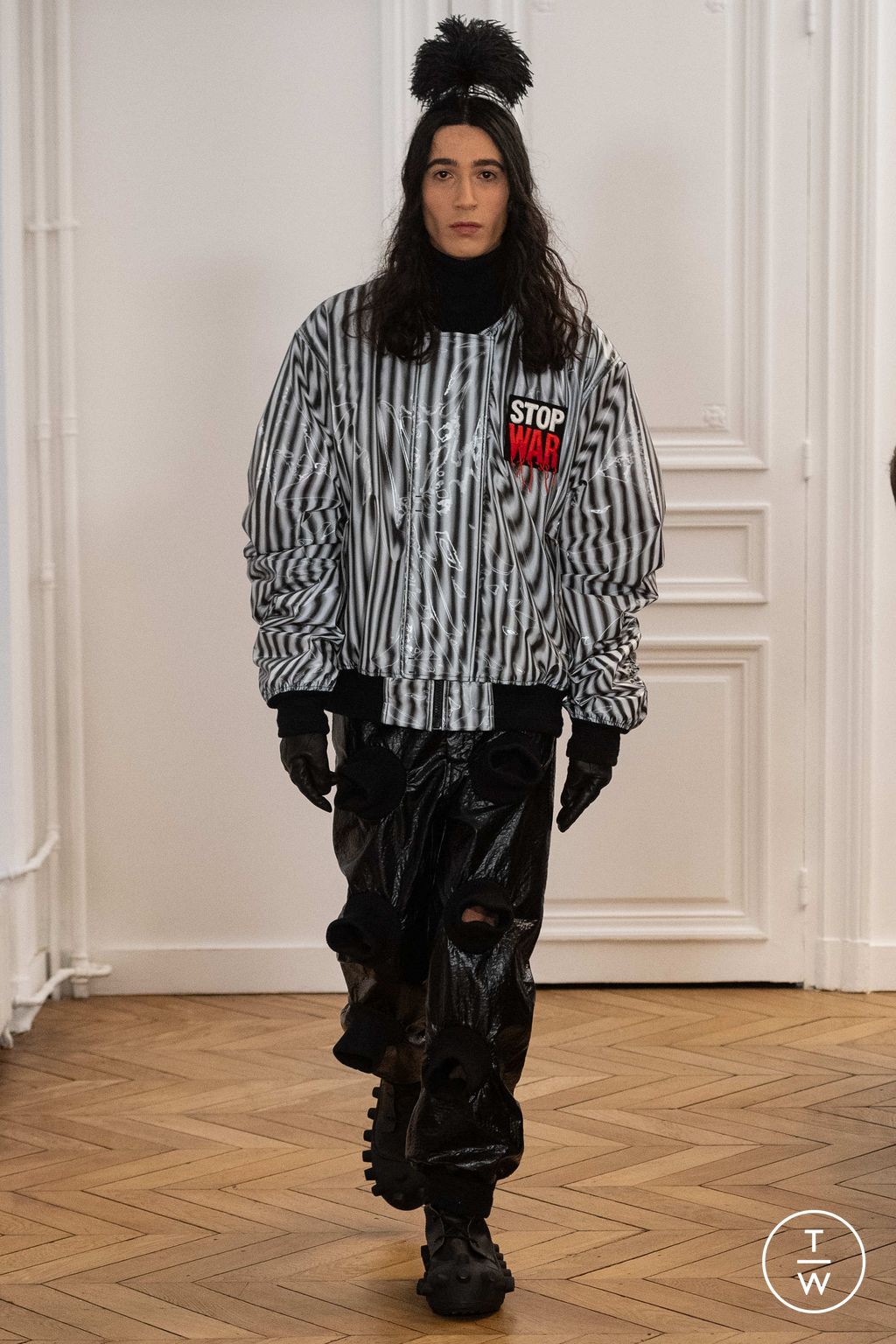 Fashion Week Paris Fall/Winter 2024 look 10 from the Walter Van Beirendonck collection menswear