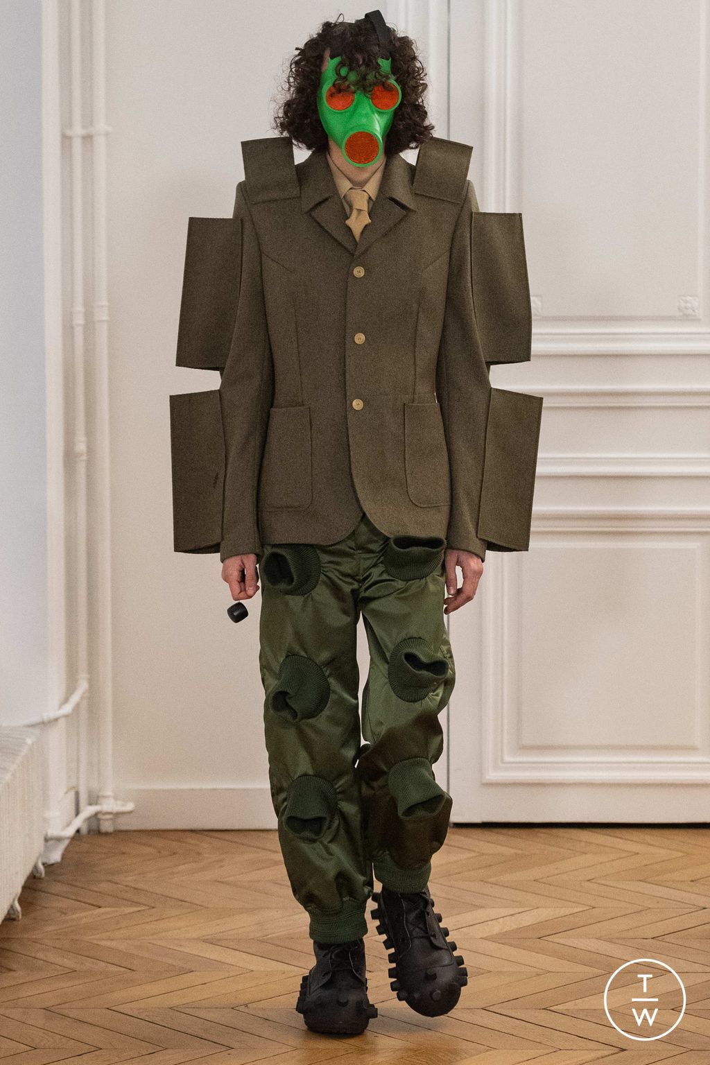 Fashion Week Paris Fall/Winter 2024 look 14 de la collection Walter Van Beirendonck menswear