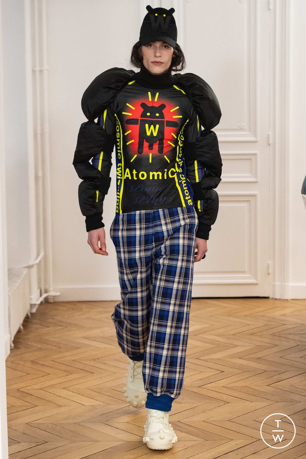 Fashion Week Paris Fall/Winter 2024 look 20 de la collection Walter Van Beirendonck menswear