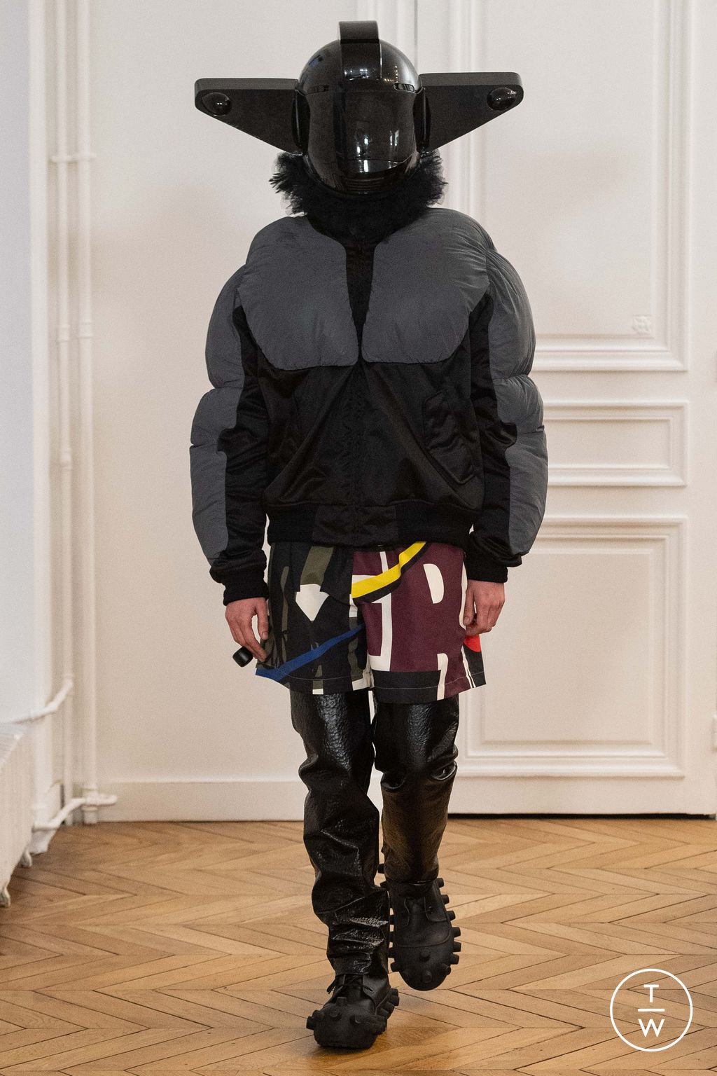 Fashion Week Paris Fall/Winter 2024 look 29 de la collection Walter Van Beirendonck menswear
