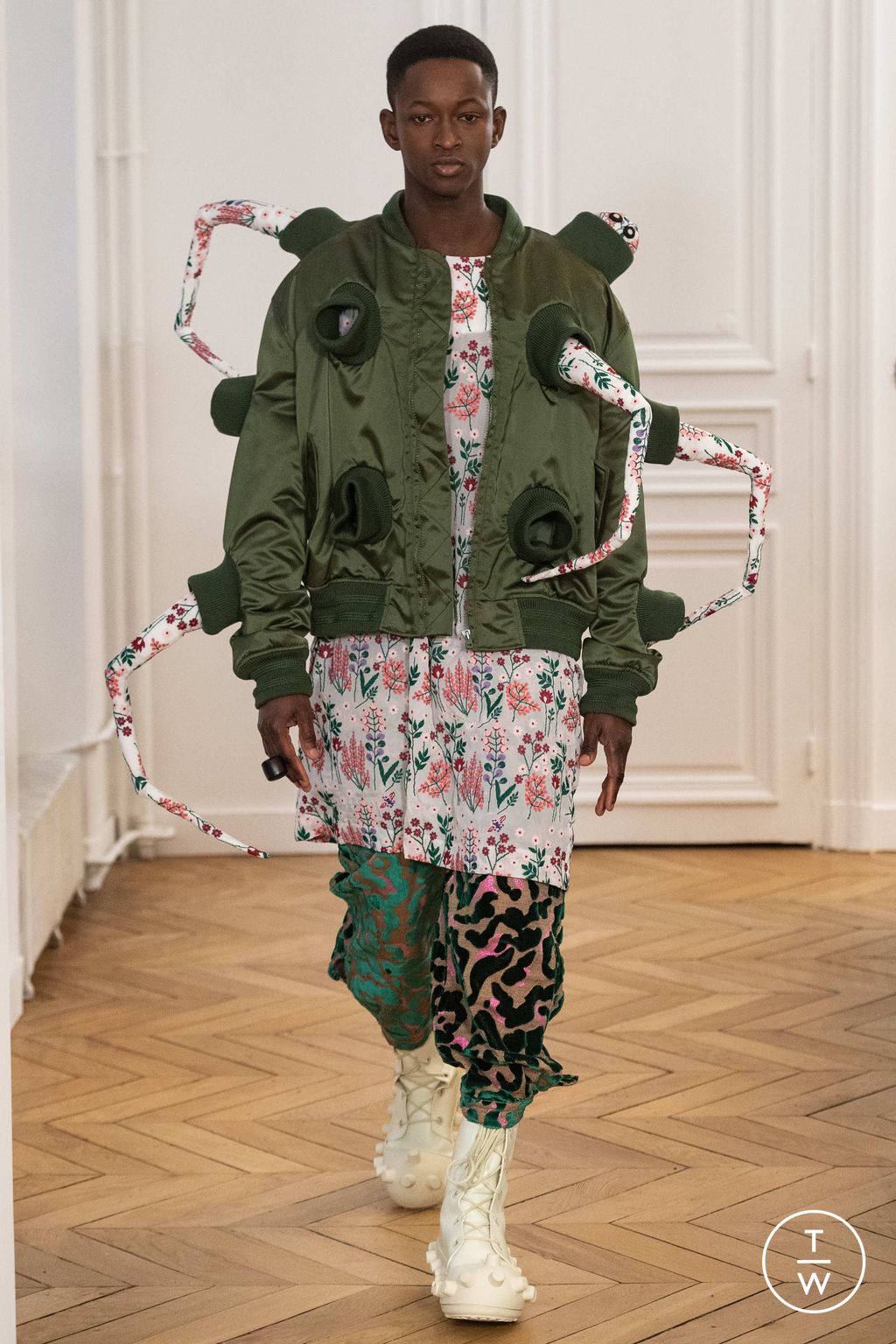 Fashion Week Paris Fall/Winter 2024 look 32 from the Walter Van Beirendonck collection menswear