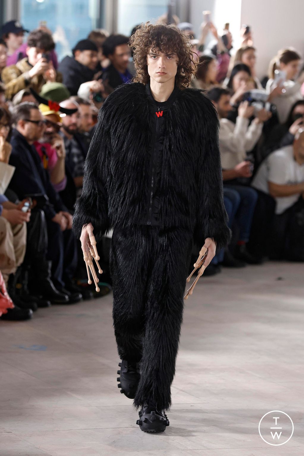 Fashion Week Paris Fall/Winter 2025 look 14 from the Walter Van Beirendonck collection menswear