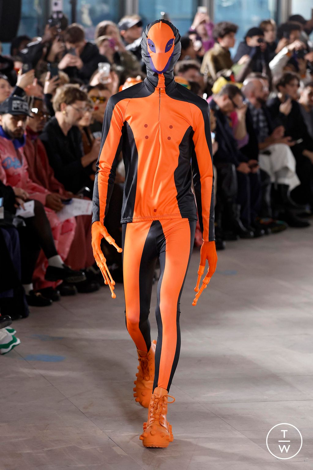 Fashion Week Paris Fall/Winter 2025 look 16 from the Walter Van Beirendonck collection menswear