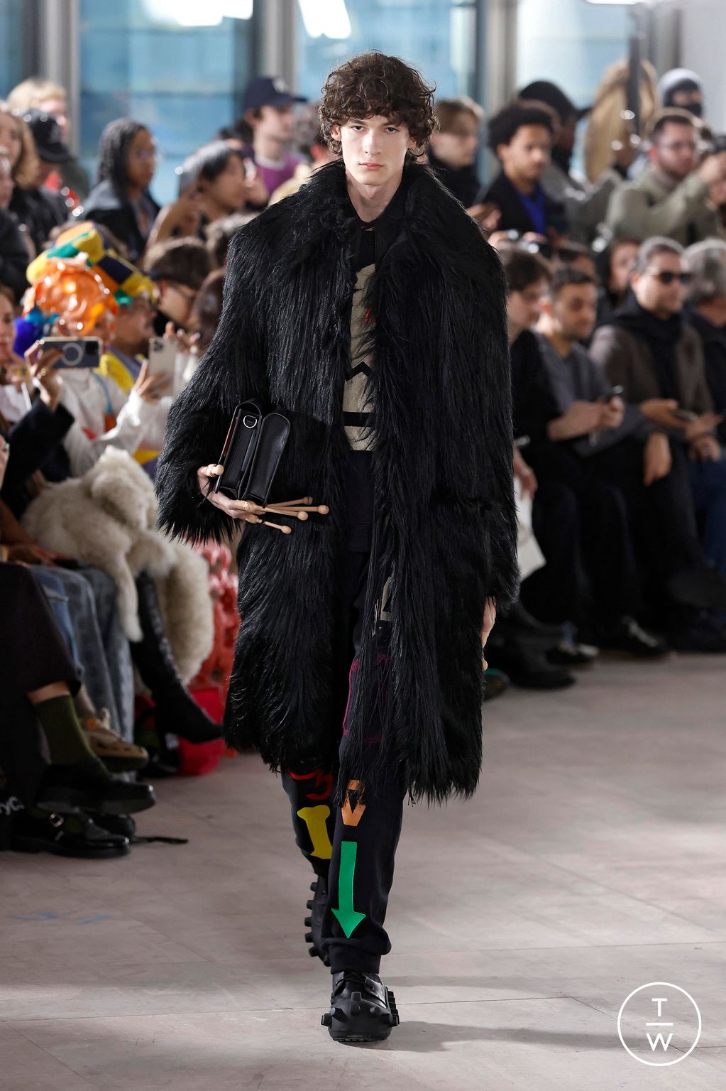 Fashion Week Paris Fall/Winter 2025 look 17 from the Walter Van Beirendonck collection menswear