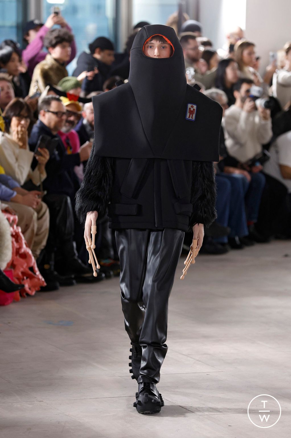 Fashion Week Paris Fall/Winter 2025 look 18 from the Walter Van Beirendonck collection menswear