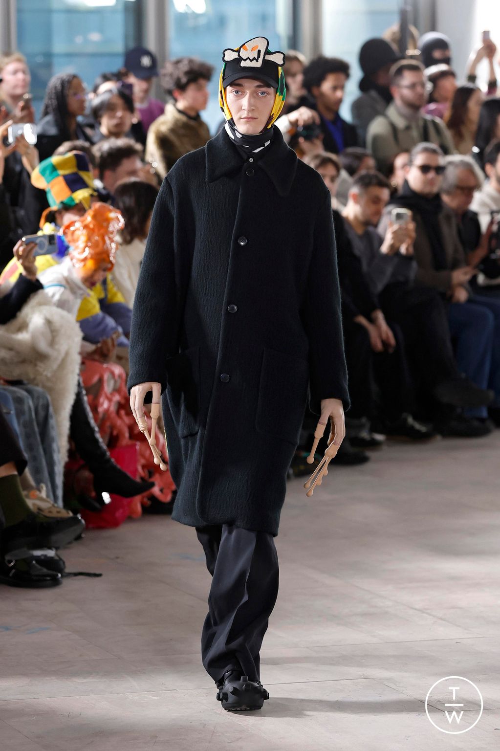 Fashion Week Paris Fall/Winter 2025 look 20 from the Walter Van Beirendonck collection menswear