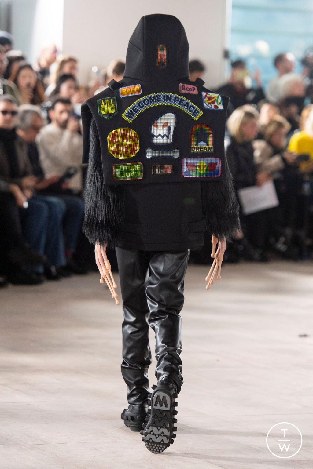 Fashion Week Paris Fall/Winter 2025 look 30 from the Walter Van Beirendonck collection menswear