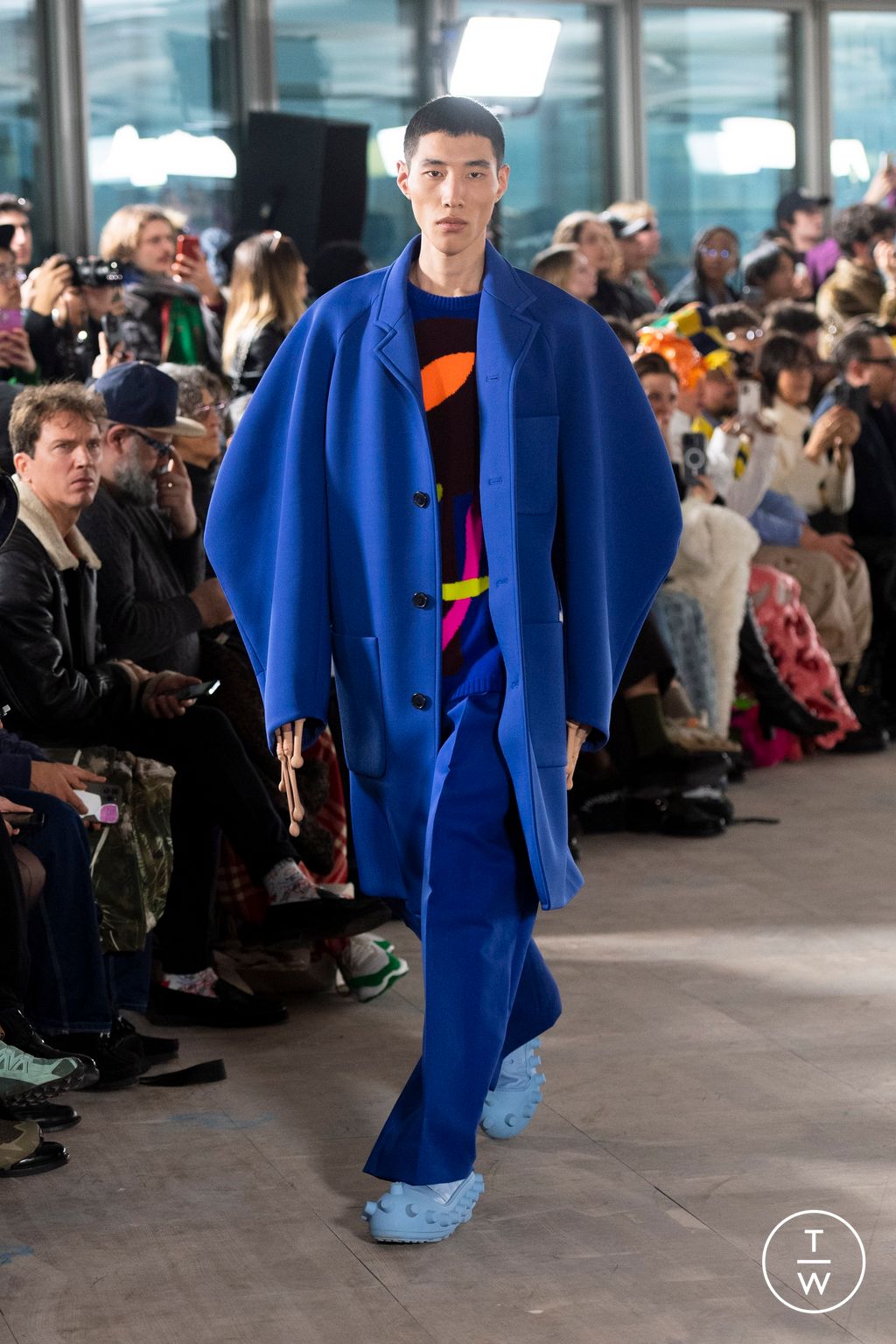 Fashion Week Paris Fall/Winter 2025 look 36 from the Walter Van Beirendonck collection menswear