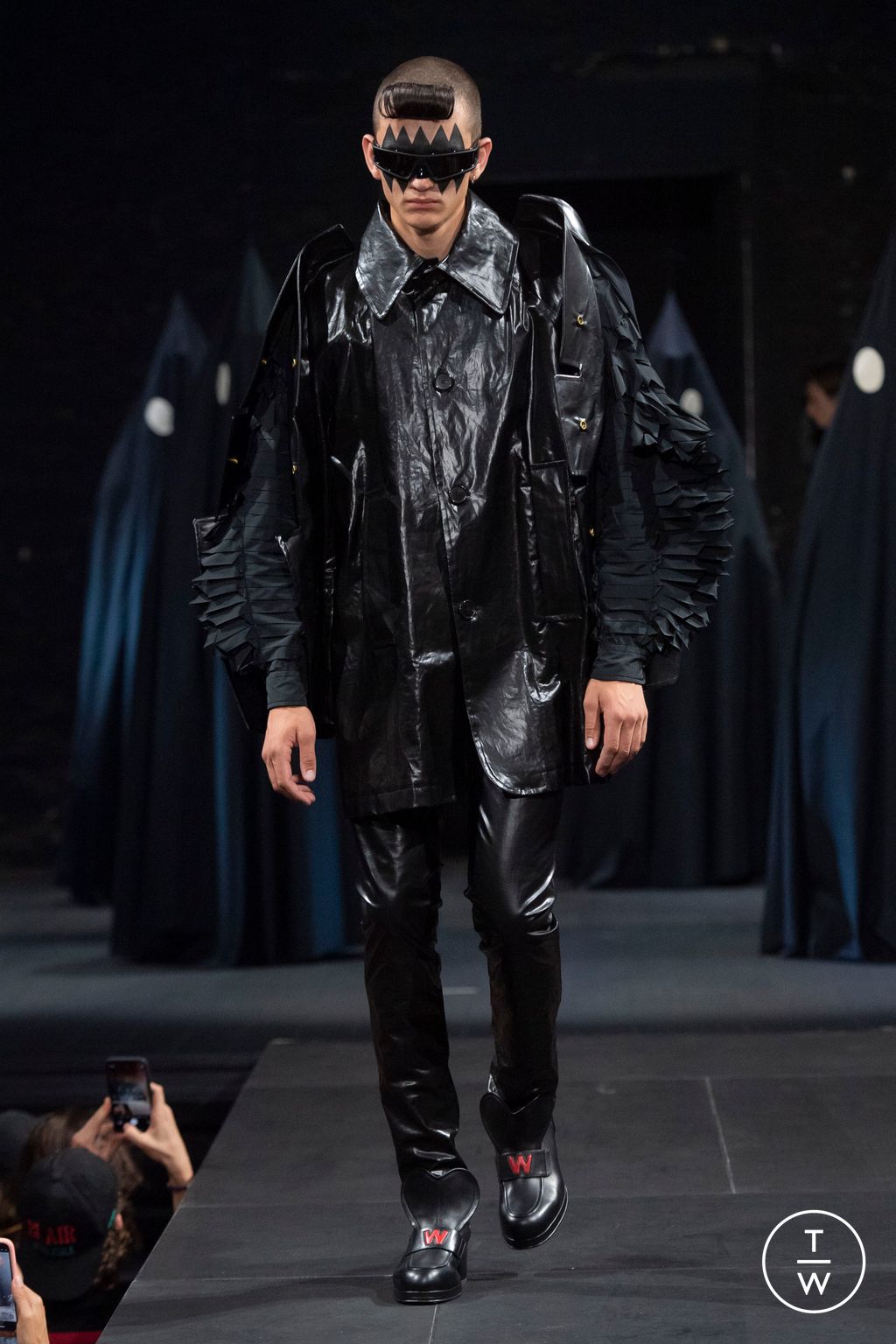 Fashion Week Paris Spring/Summer 2023 look 2 from the Walter Van Beirendonck collection 男装