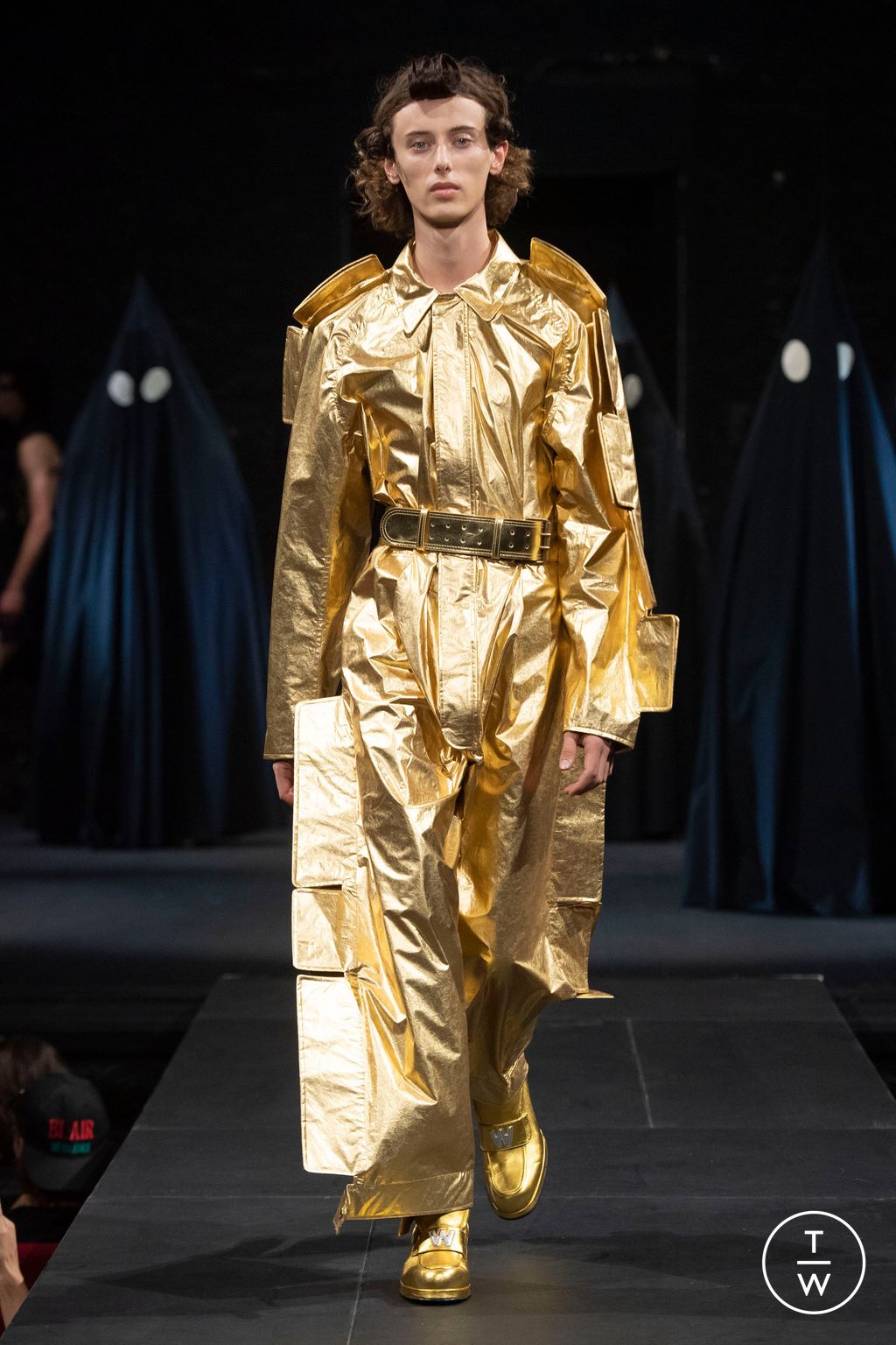 Fashion Week Paris Spring/Summer 2023 look 6 de la collection Walter Van Beirendonck menswear