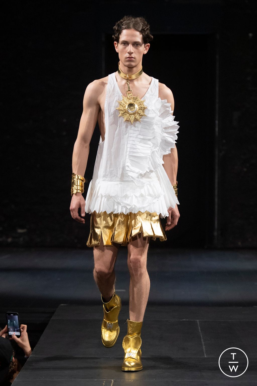 Fashion Week Paris Spring/Summer 2023 look 10 from the Walter Van Beirendonck collection 男装