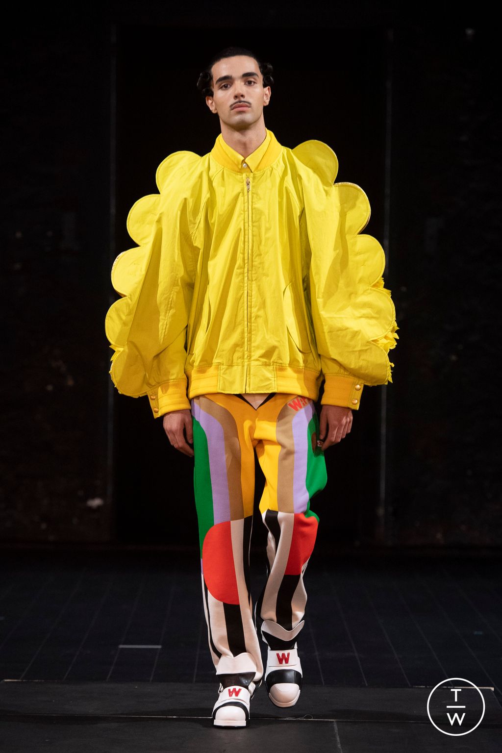 Fashion Week Paris Spring/Summer 2023 look 23 from the Walter Van Beirendonck collection 男装