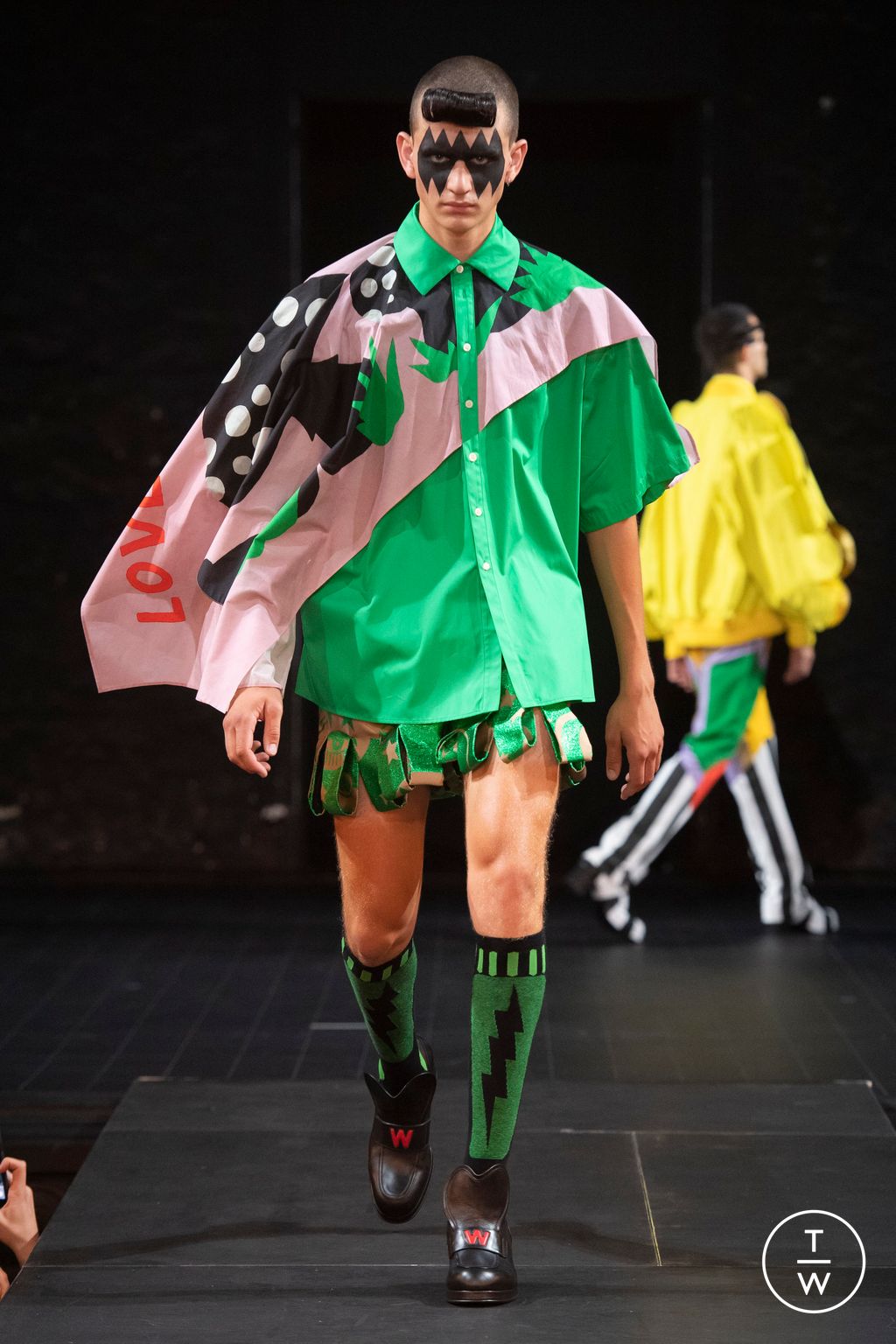 Fashion Week Paris Spring/Summer 2023 look 28 from the Walter Van Beirendonck collection 男装