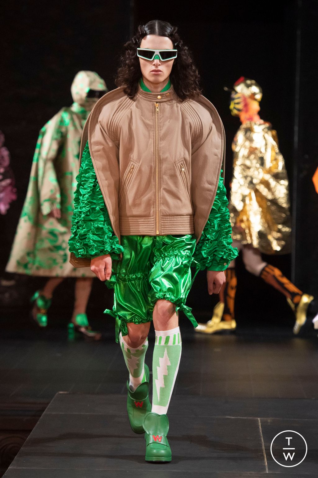 Fashion Week Paris Spring/Summer 2023 look 33 from the Walter Van Beirendonck collection 男装