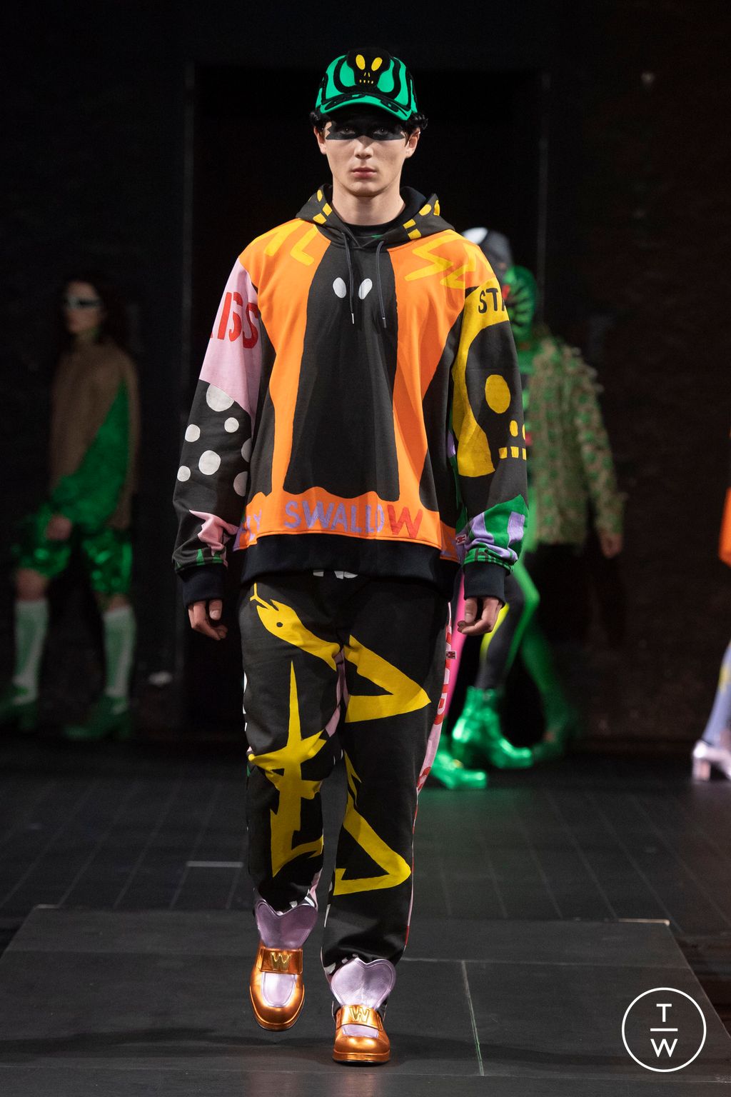Fashion Week Paris Spring/Summer 2023 look 34 from the Walter Van Beirendonck collection 男装