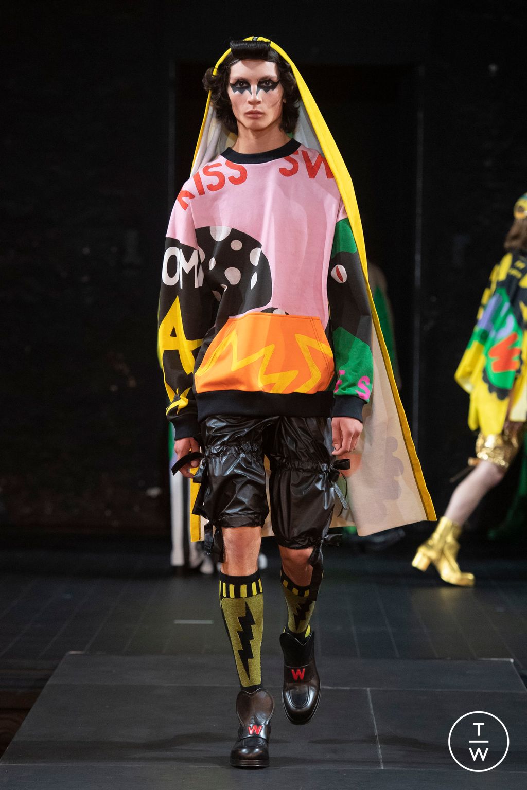 Fashion Week Paris Spring/Summer 2023 look 35 from the Walter Van Beirendonck collection 男装