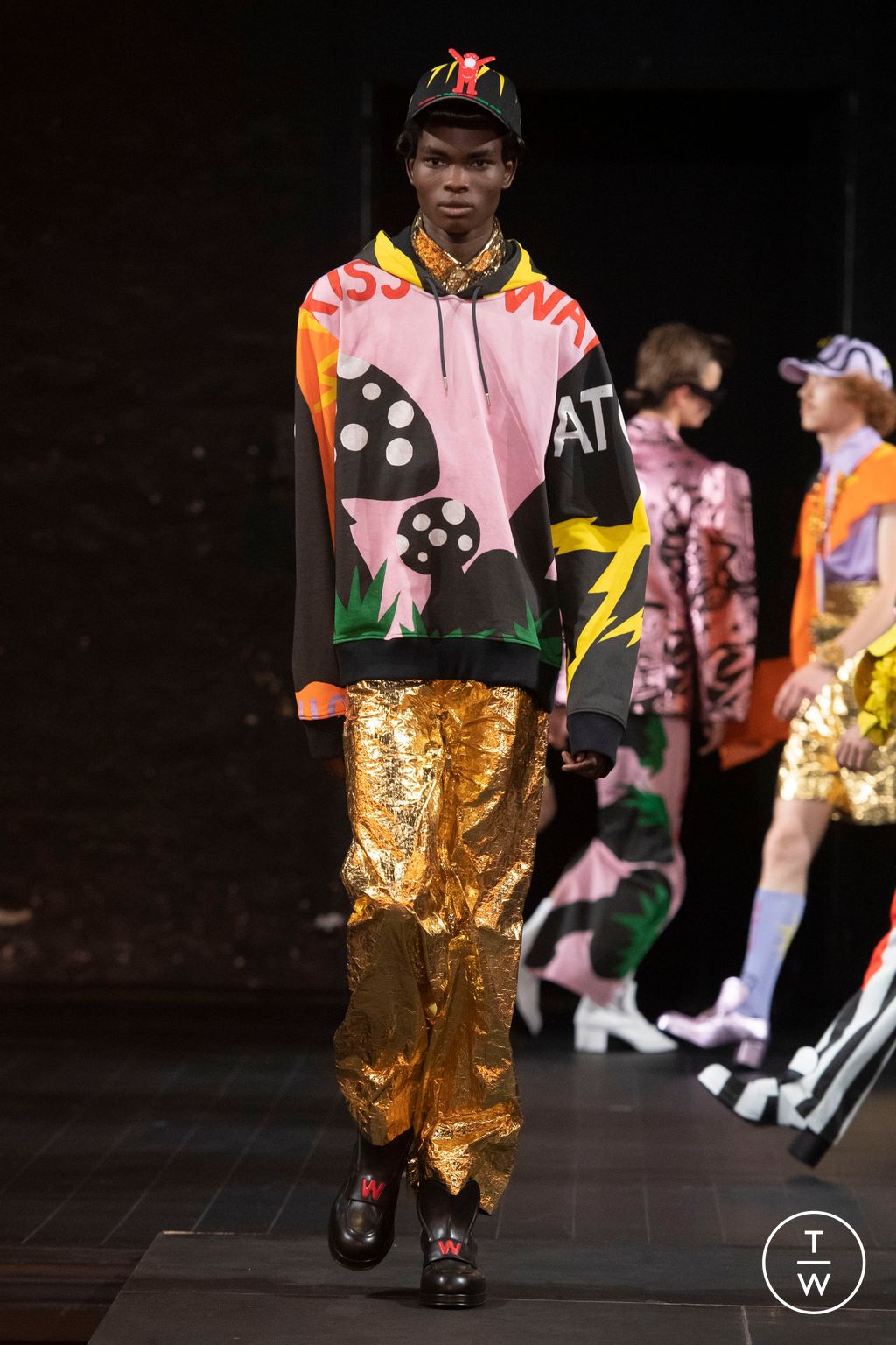 Fashion Week Paris Spring/Summer 2023 look 36 from the Walter Van Beirendonck collection 男装