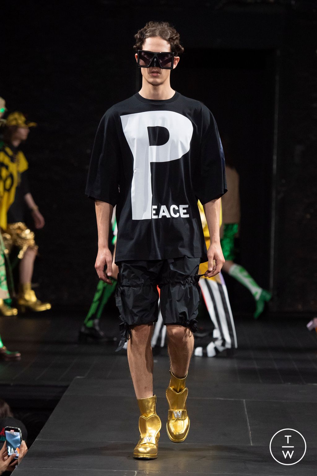 Fashion Week Paris Spring/Summer 2023 look 39 from the Walter Van Beirendonck collection 男装