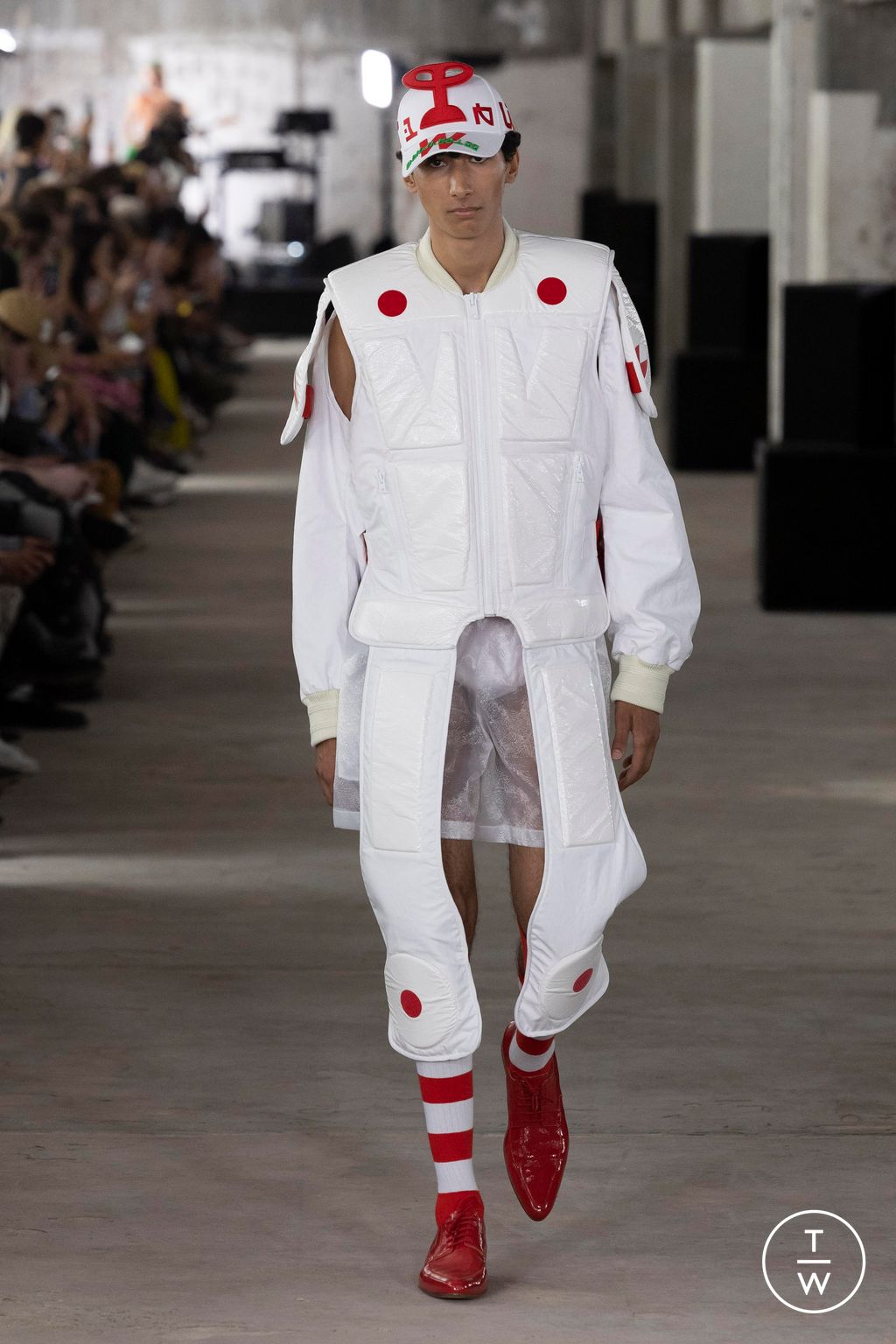 Fashion Week Paris Spring/Summer 2024 look 3 from the Walter Van Beirendonck collection 男装