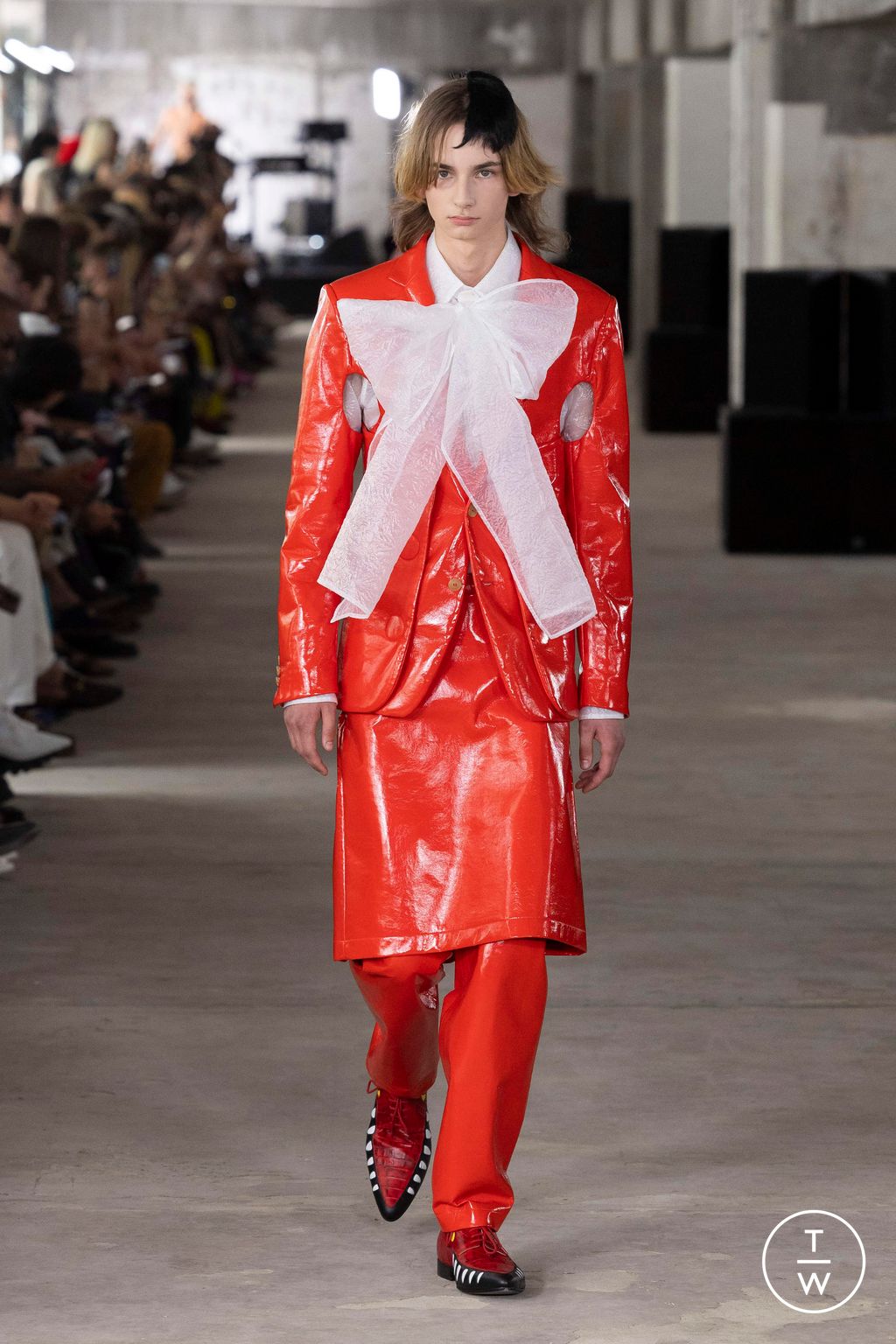 Fashion Week Paris Spring/Summer 2024 look 13 de la collection Walter Van Beirendonck menswear