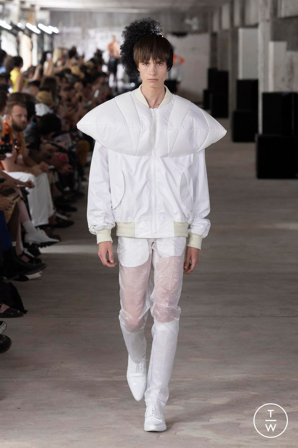 Fashion Week Paris Spring/Summer 2024 look 16 de la collection Walter Van Beirendonck menswear