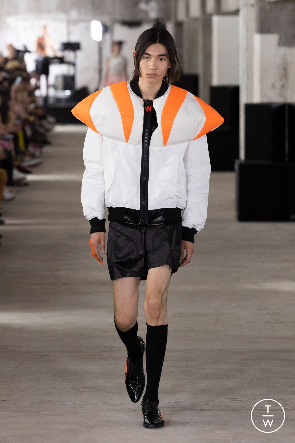 Fashion Week Paris Spring/Summer 2024 look 17 from the Walter Van Beirendonck collection 男装