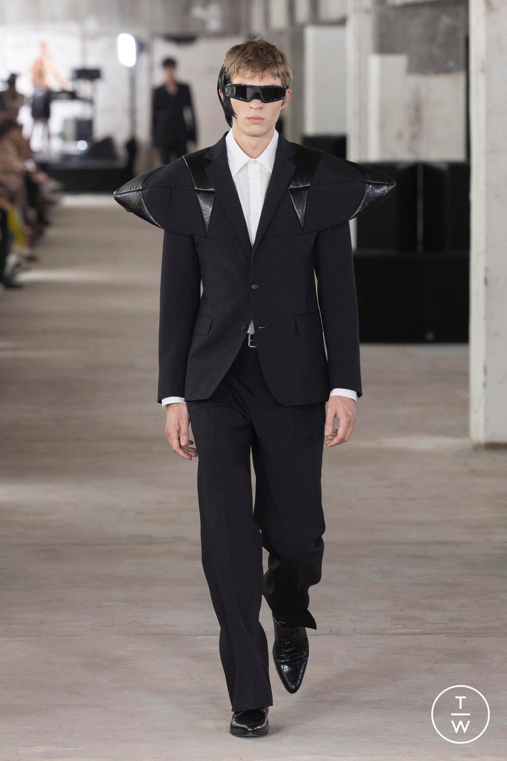 Fashion Week Paris Spring/Summer 2024 look 33 from the Walter Van Beirendonck collection 男装