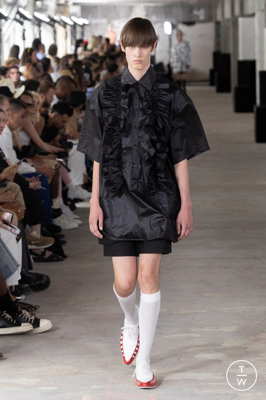Fashion Week Paris Spring/Summer 2024 look 37 from the Walter Van Beirendonck collection 男装