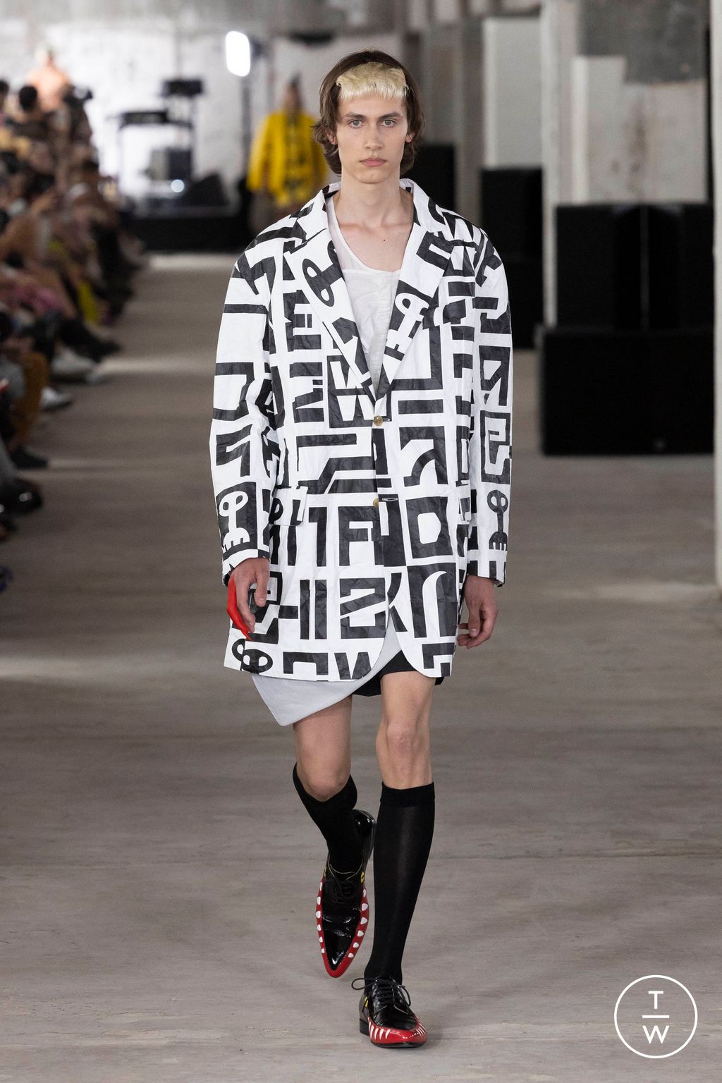 Fashion Week Paris Spring/Summer 2024 look 38 from the Walter Van Beirendonck collection 男装