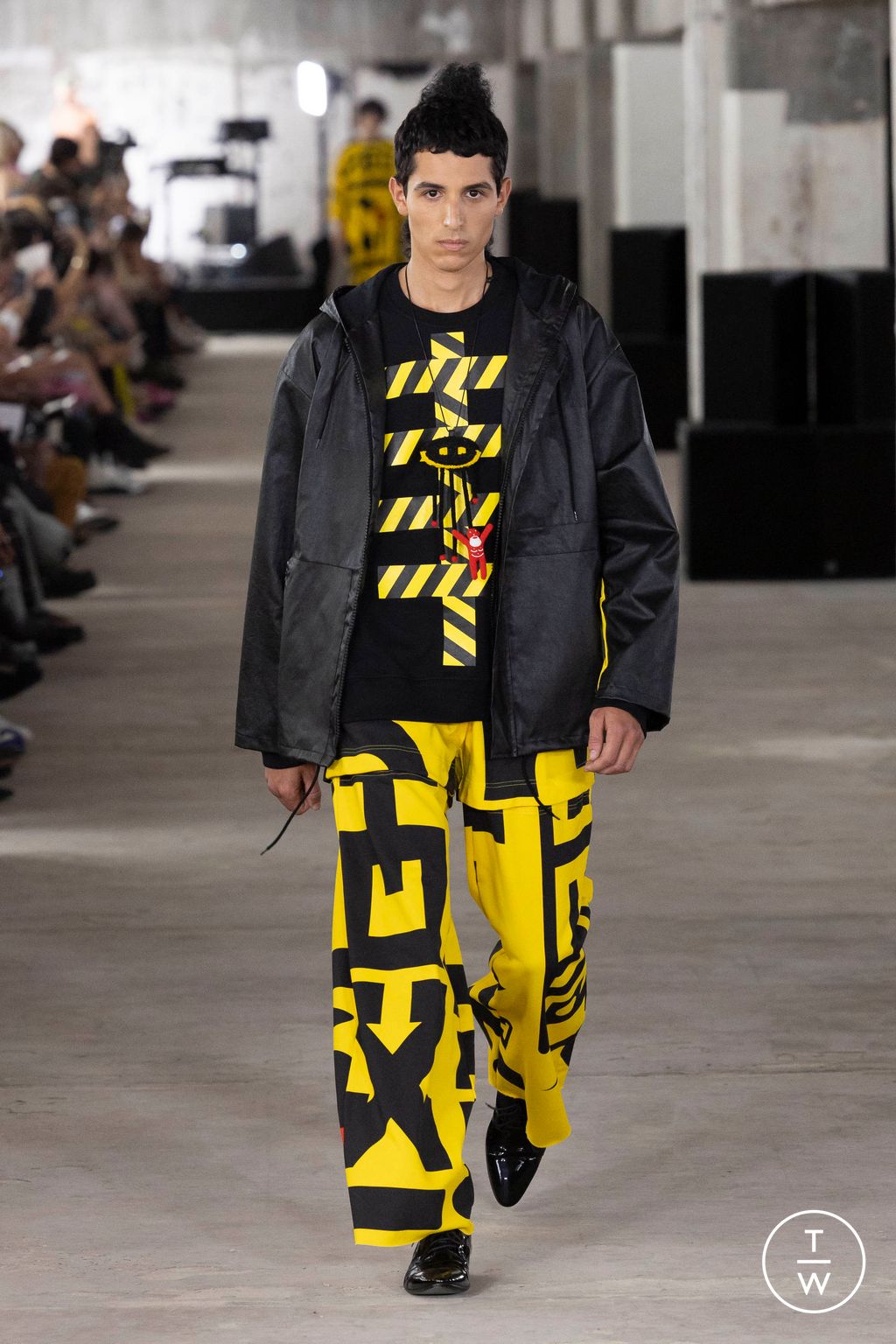Fashion Week Paris Spring/Summer 2024 look 41 from the Walter Van Beirendonck collection 男装