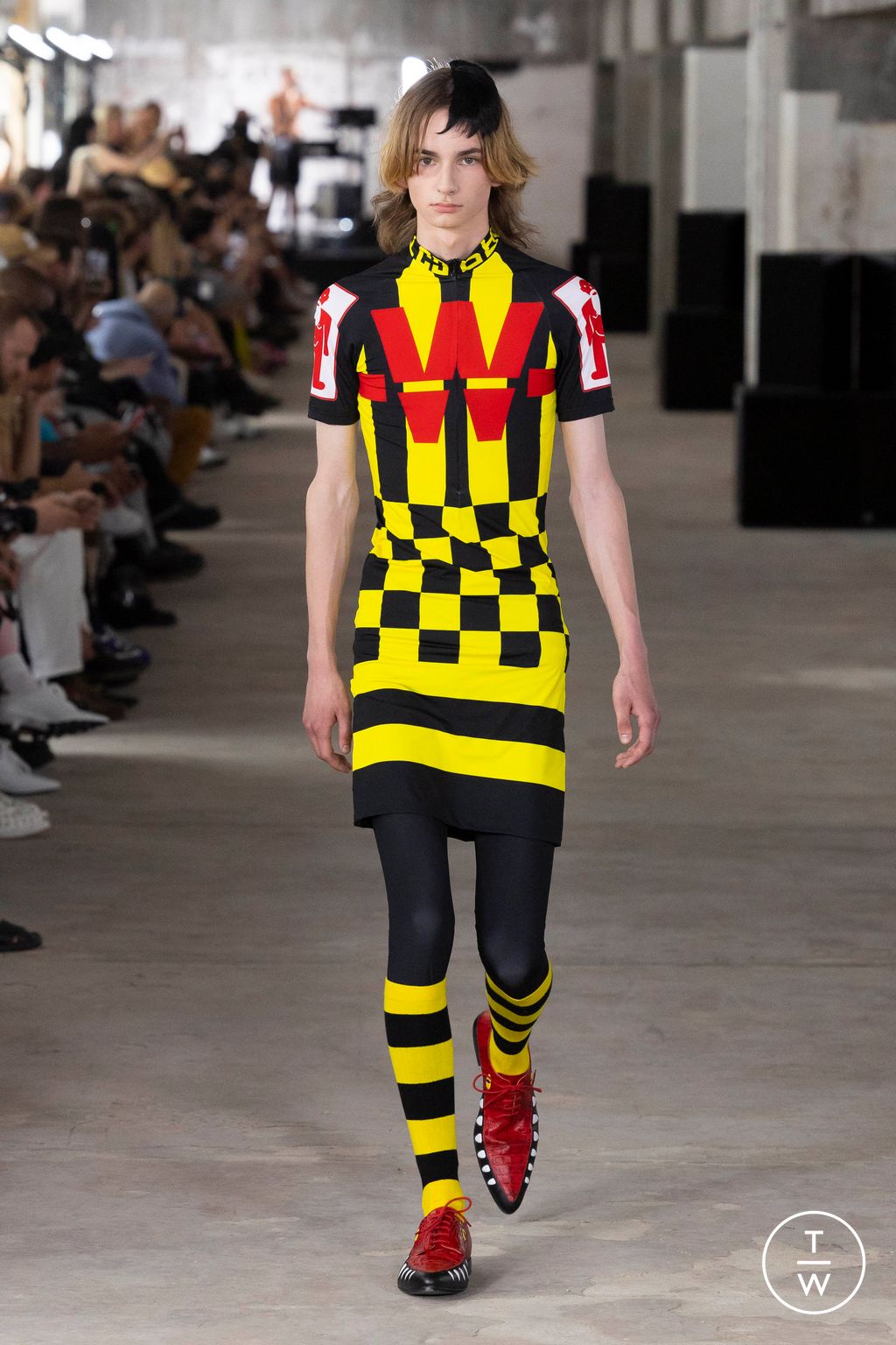 Fashion Week Paris Spring/Summer 2024 look 43 from the Walter Van Beirendonck collection 男装