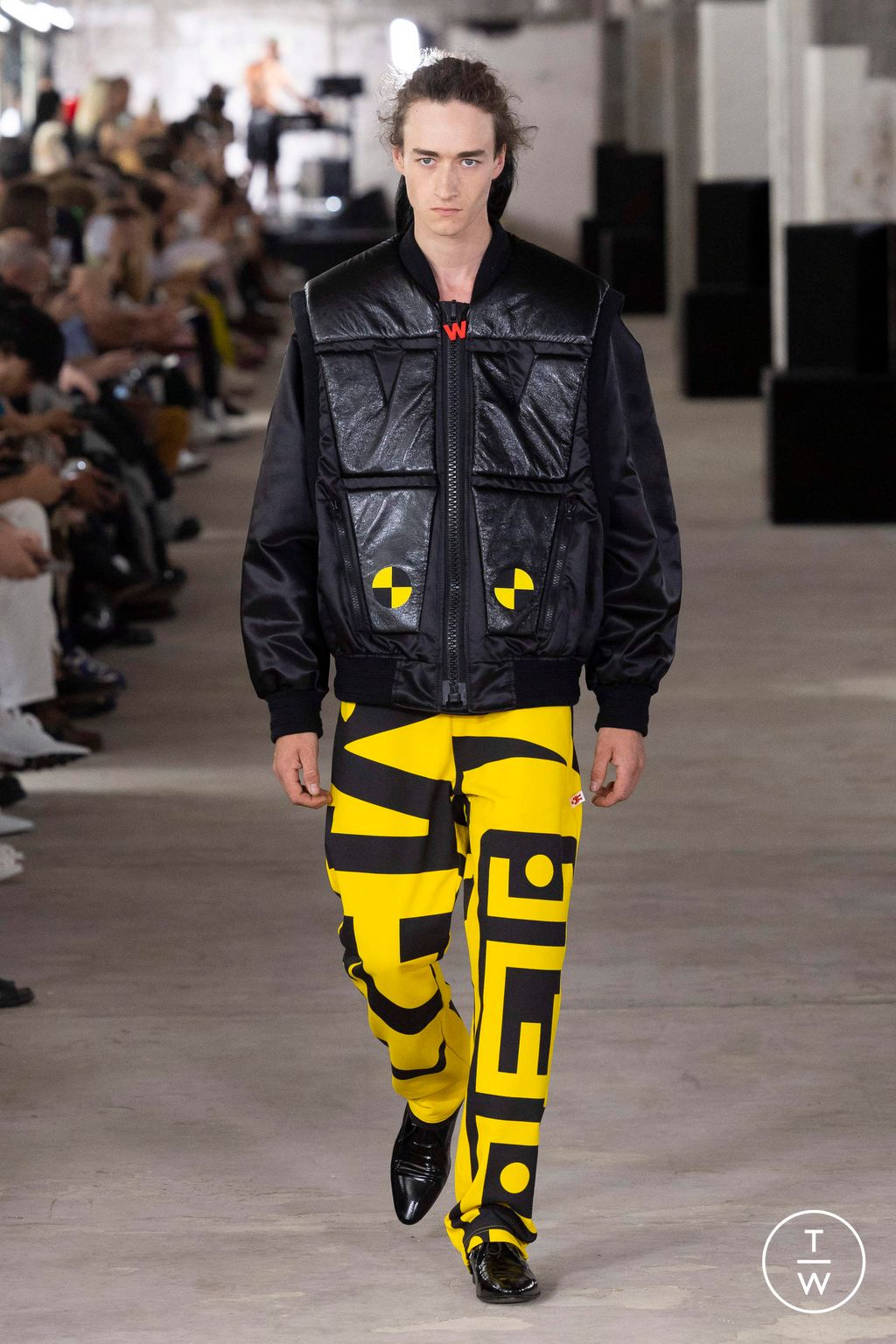 Fashion Week Paris Spring/Summer 2024 look 45 from the Walter Van Beirendonck collection 男装