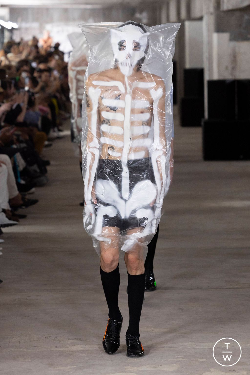 Fashion Week Paris Spring/Summer 2024 look 49 from the Walter Van Beirendonck collection 男装