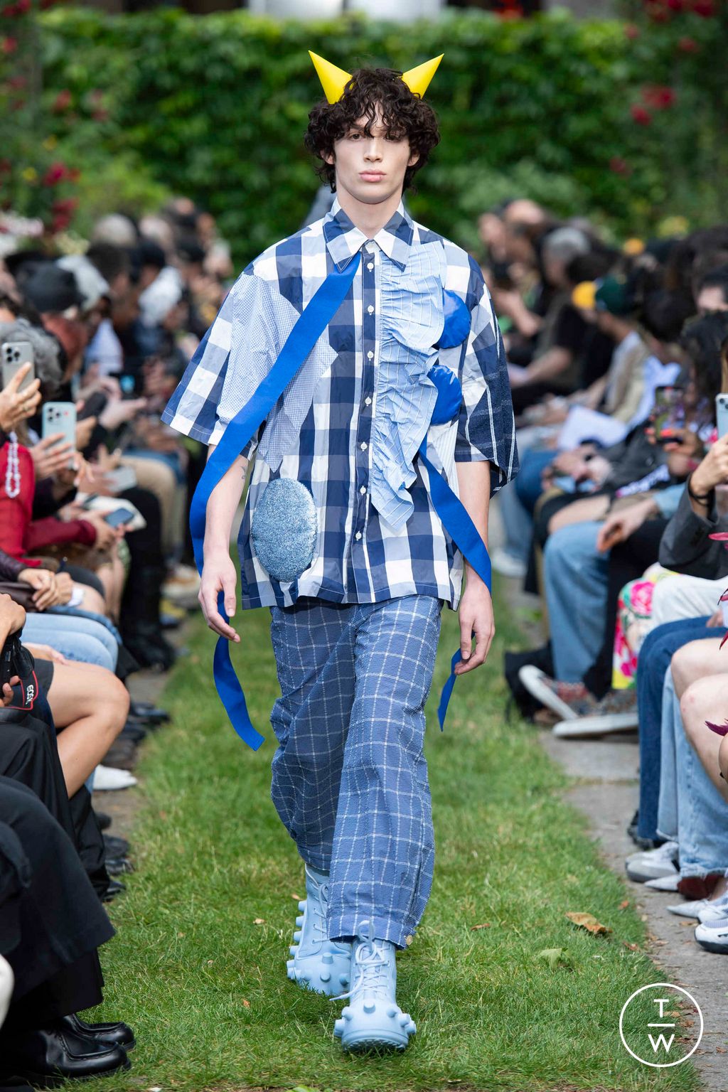 Fashion Week Paris Spring-Summer 2025 look 3 from the Walter Van Beirendonck collection 男装