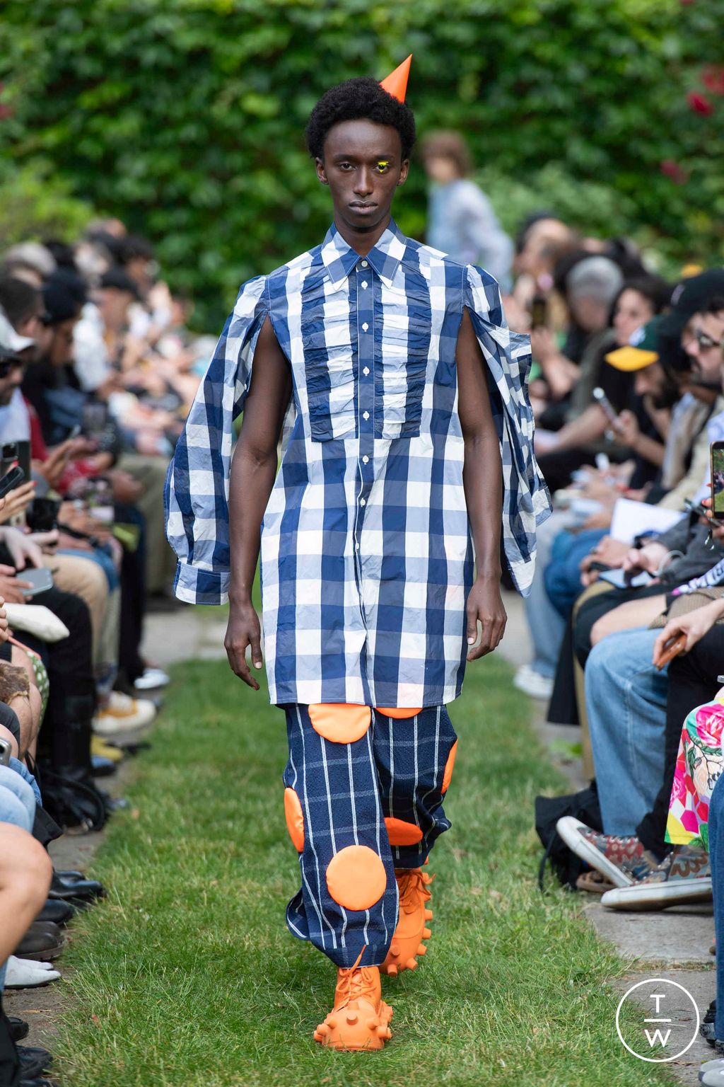 Fashion Week Paris Spring-Summer 2025 look 4 from the Walter Van Beirendonck collection 男装