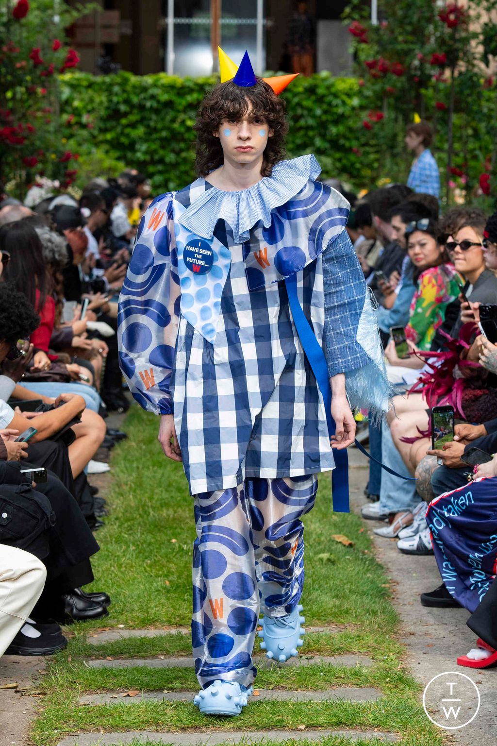 Fashion Week Paris Spring-Summer 2025 look 9 from the Walter Van Beirendonck collection 男装