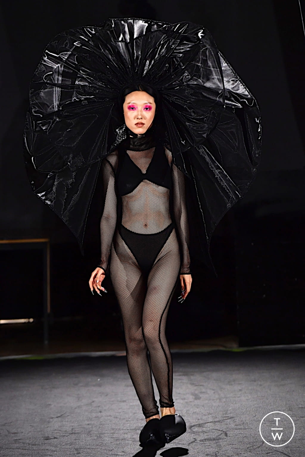 Fashion Week Paris Spring/Summer 2022 look 27 from the WEINSANTO collection 女装