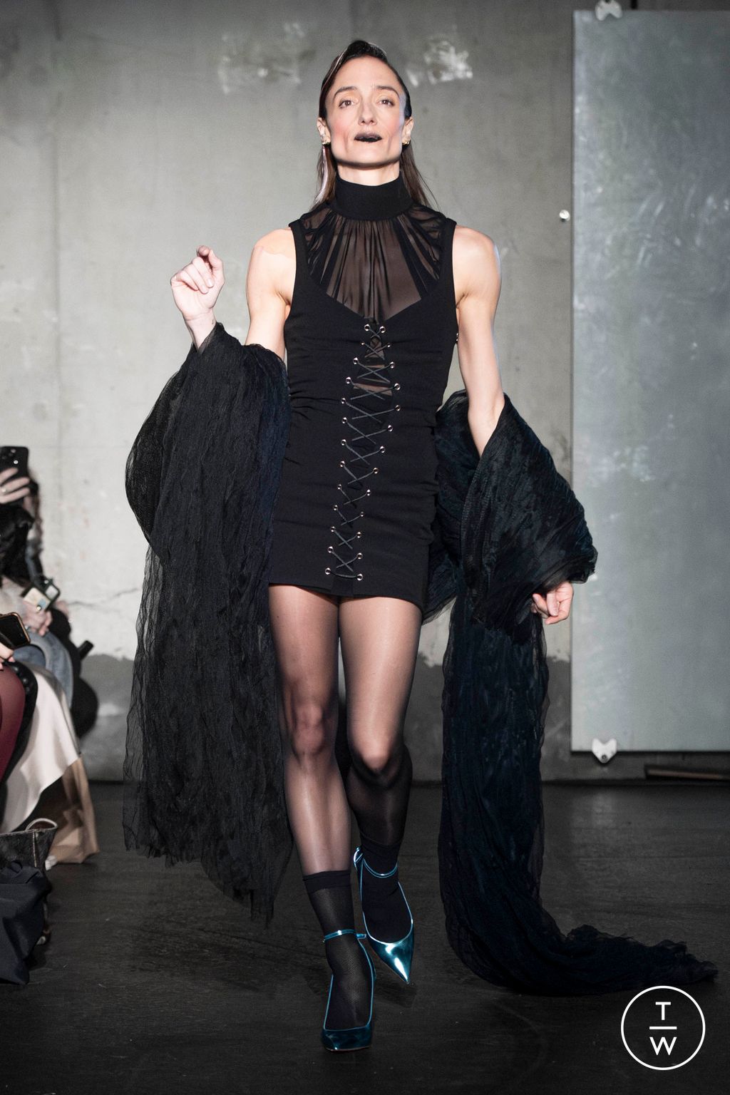 Fashion Week Paris Fall/Winter 2024 look 1 de la collection WEINSANTO womenswear
