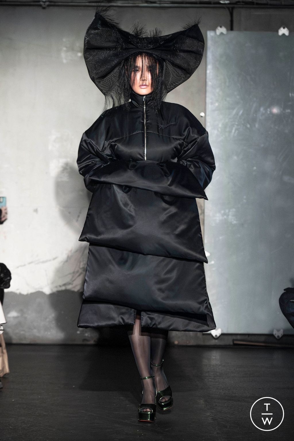 Fashion Week Paris Fall/Winter 2024 look 17 from the WEINSANTO collection 女装