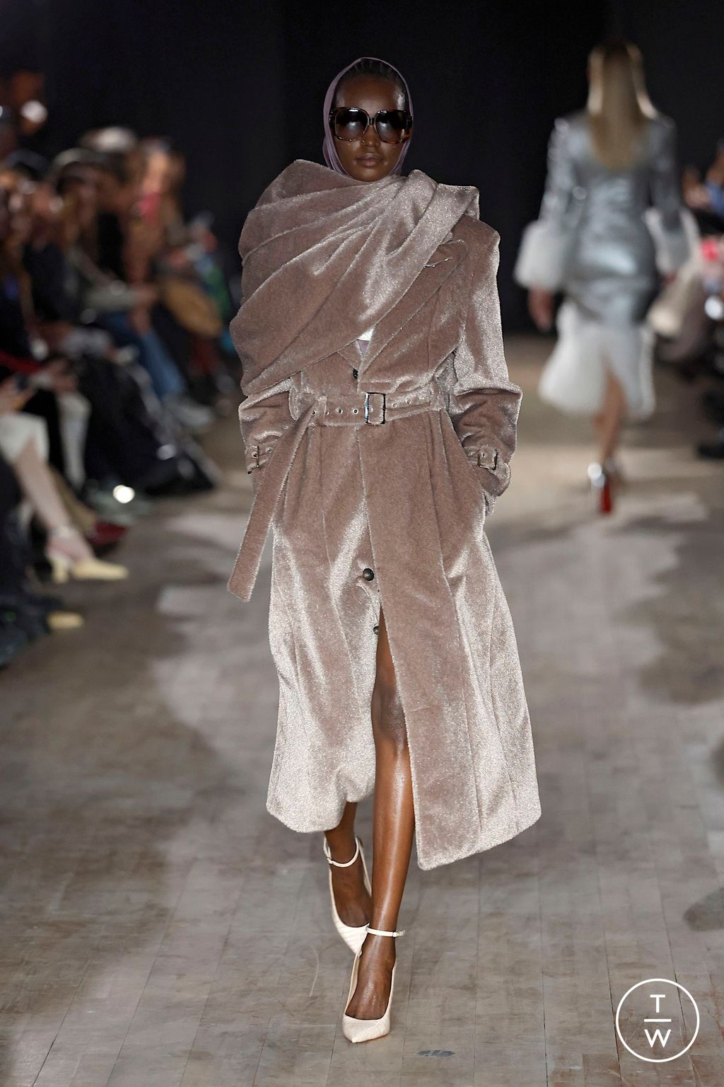 Fashion Week Paris Fall/Winter 2025 look 18 de la collection WEINSANTO womenswear